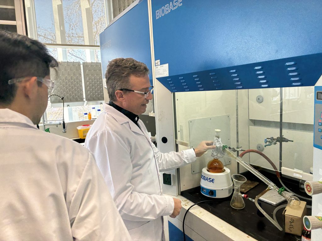 DR.LEONARDO SANTOS Y CARRERA DE QUÍMICA Y FARMACIA: “REPRESENTA UNA APUESTA POR UNA EDUCACIÓN DE EXCELENCIA MÁS DESCENTRALIZADA, ACCESIBLE Y CONECTADA CON LAS NECESIDADES DEL PAÍS Y DE LA REGIÓN DEL MAULE”