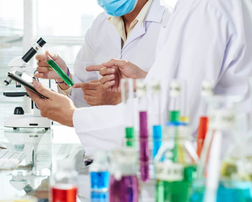 INTERESANTES CHARLAS MARCARON DÍA DEL (A) QUÍMICO (A) FARMACÉUTICO (A)