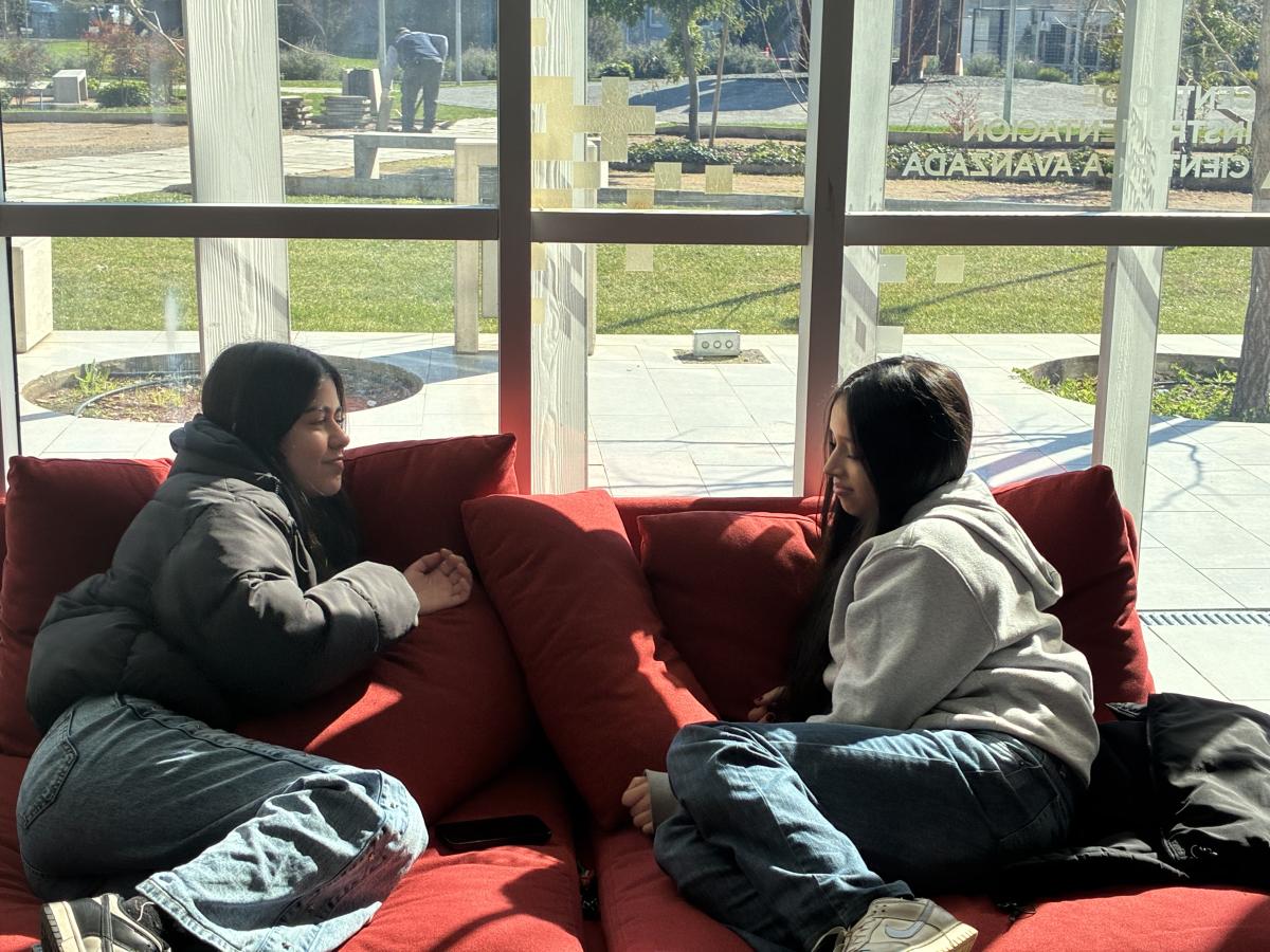 La Sala de estudio y descanso, aporta un espacio para la convivencia, estudio e interacción de nuestros (as) estudiantes.