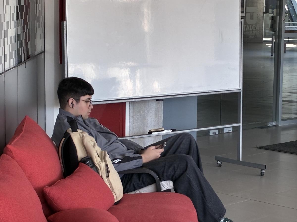 Optimizar los tiempos de estudio y descanso, es una de las bondades que otorga la moderna sala de estudio y descanso a nuestros futuros profesionales.