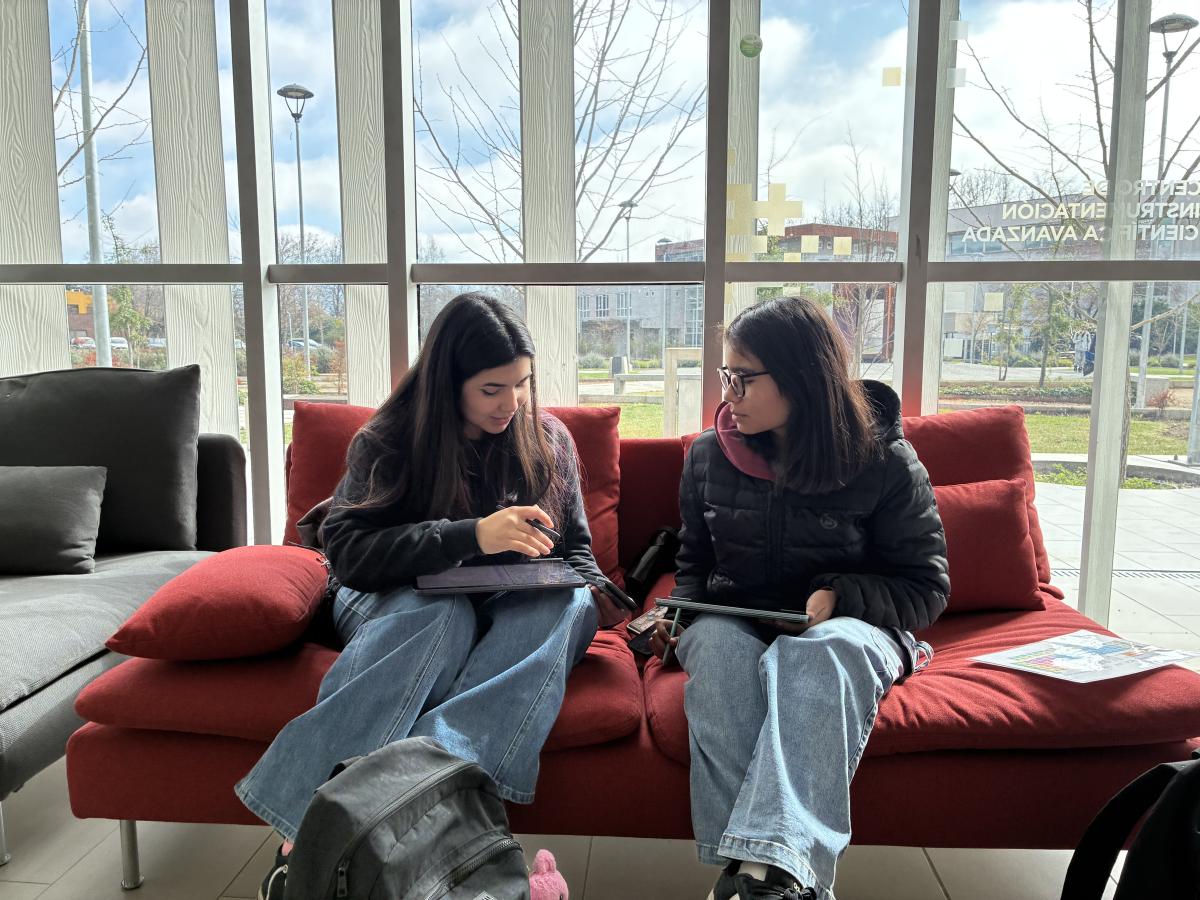 Nuestros (as) estudiantes cuentan con una moderna y confortable sala de estudio y descanso.